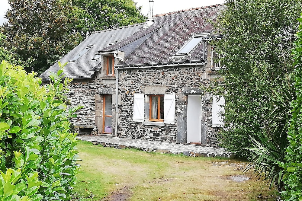 Open plan Breton cottage - nr Lac du Guerledan