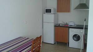 Refrigerador, microondas, tostadora y utensilios de cocina 