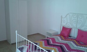 1 dormitorio, cuna de viaje, wifi gratis y ropa de cama