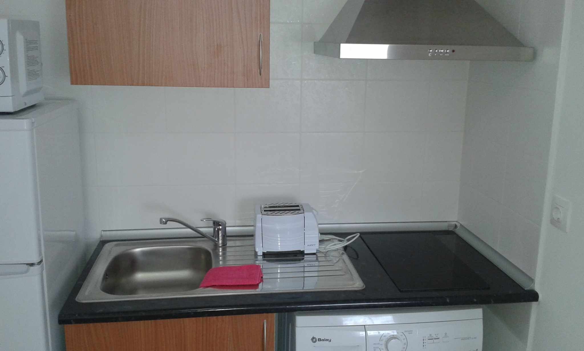 Kühlschrank, Mikrowelle, Toaster, Kochgeschirr/Geschirr/Besteck
