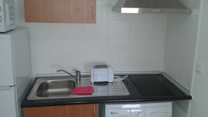 Refrigerador, microondas, tostadora y utensilios de cocina 