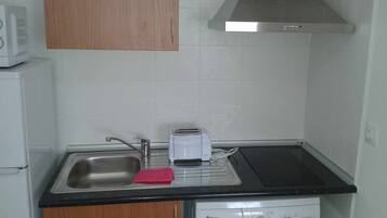 Kühlschrank, Mikrowelle, Toaster, Kochgeschirr/Geschirr/Besteck
