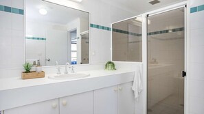 Bathtub, towels - Fathoms 3 - Bright spacious apartment just moments away from the beach (Mollymook Beach)