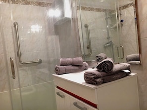 Shower, hair dryer, bidet, towels - Quarteira Beach Apartment (Quarteira)