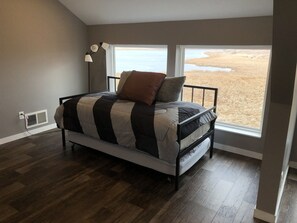 5 bedrooms, iron/ironing board, free WiFi, bed sheets - Sleeps groups to 12!  Modern open spaces.  Yoga loft. Deck. Kitchen. Peaceful. (Dalton)