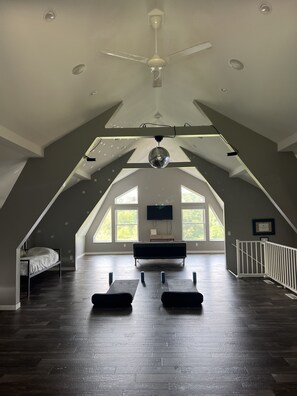 Interior - Sleeps groups to 12! Modern open spaces. Yoga loft. Deck. Kitchen. Peaceful. (Dalton)