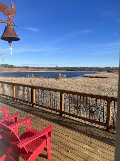 Sleeps groups to 12! Modern open spaces. Yoga loft. Deck. Kitchen. Peaceful.