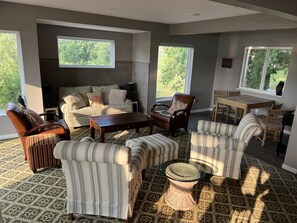 Smart TV, video games, books, stereo - Sleeps groups to 12!  Modern open spaces.  Yoga loft. Deck. Kitchen. Peaceful. (Dalton)