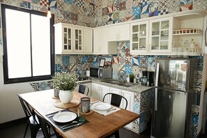 Refrigerador, horno, cafetera/tetera, hielera