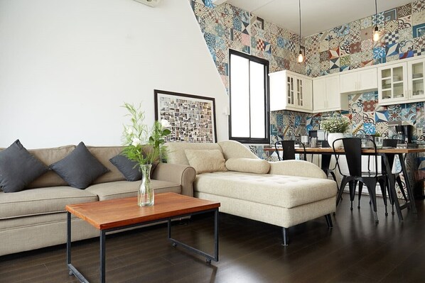 Télévision, baby-foot, livres