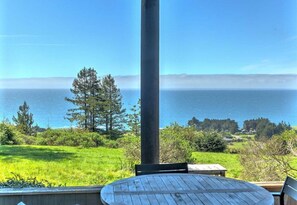 Outdoor dining - Redwood | Japanese-Inspired Retreat by the Sea (Sea Ranch)