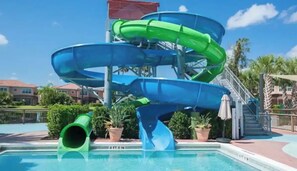 Una piscina al aire libre, una piscina climatizada