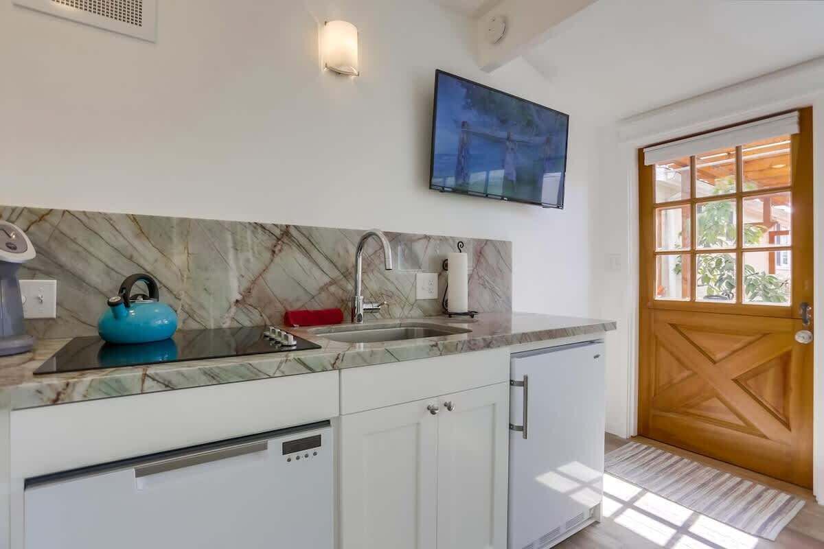 Fridge, microwave, stovetop, dishwasher