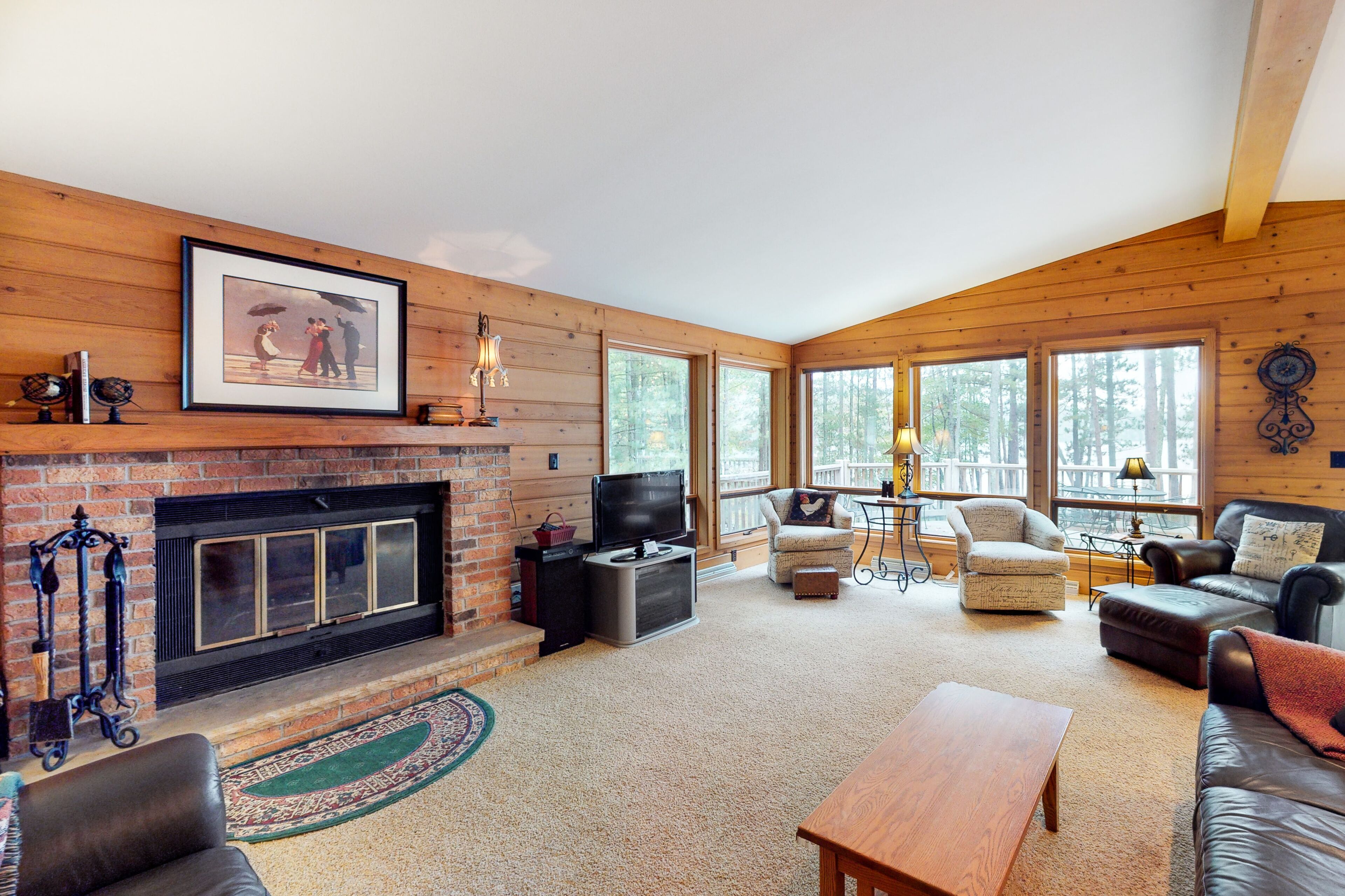 Beautiful cabin with private dock, canoe, & shared tennis/basketball - dogs OK