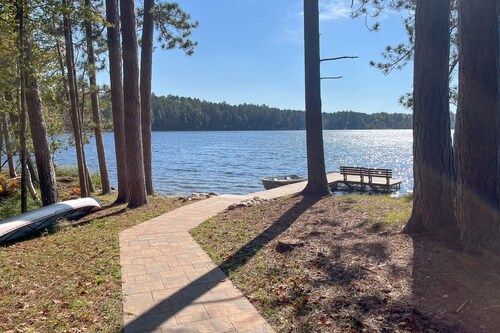 Beautiful cabin with private dock, canoe, & shared tennis/basketball - dogs OK
