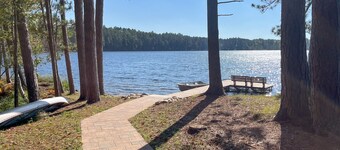 Schöne Hütte mit eigenem Steg, Kanu, gemeinsames Tennis / Basketball - Hunde OK