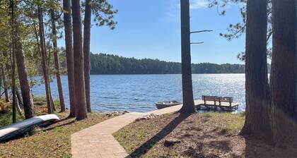 Beautiful cabin with private dock, canoe, & shared tennis/basketball - dogs OK
