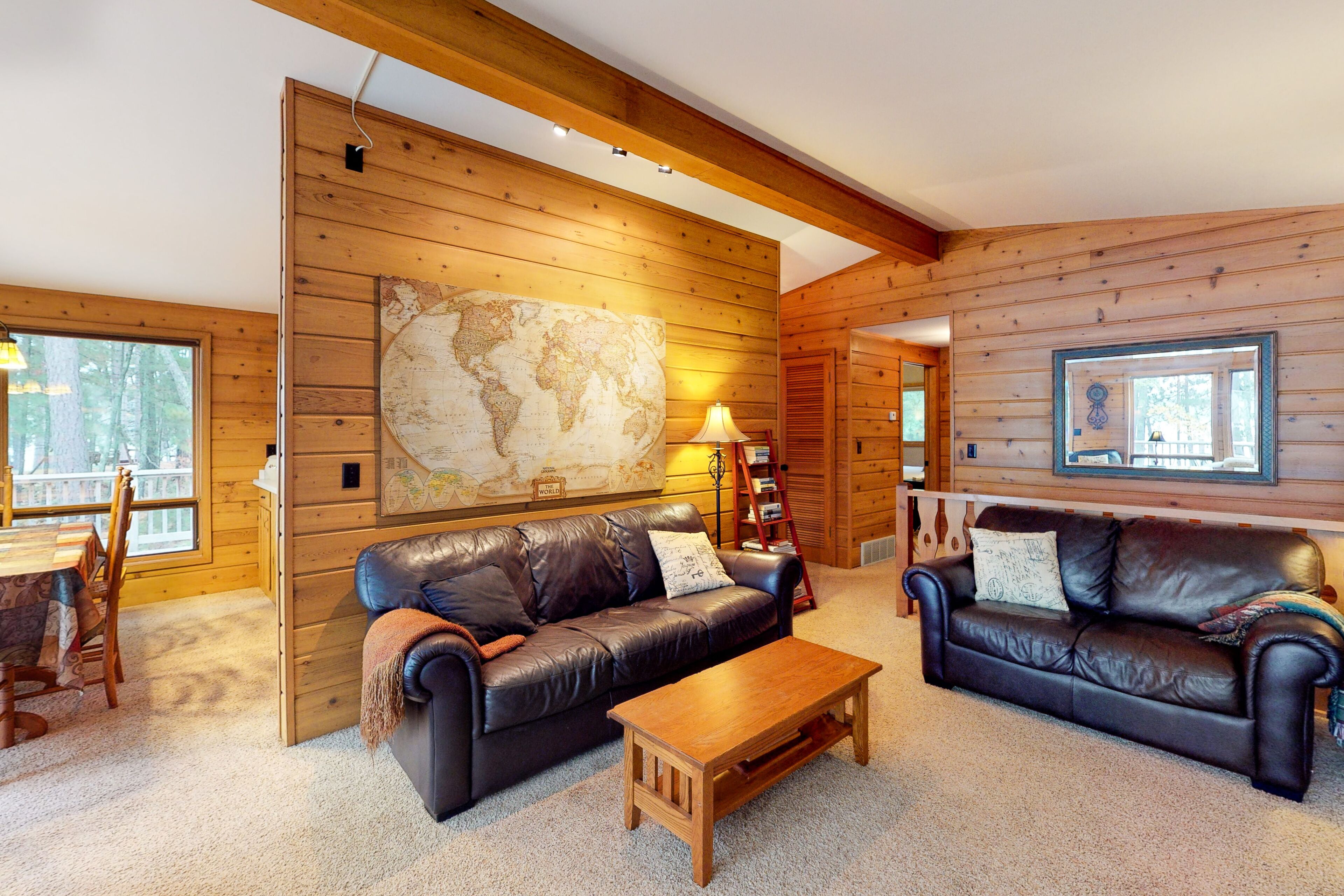 Beautiful cabin with private dock, canoe, & shared tennis/basketball - dogs OK