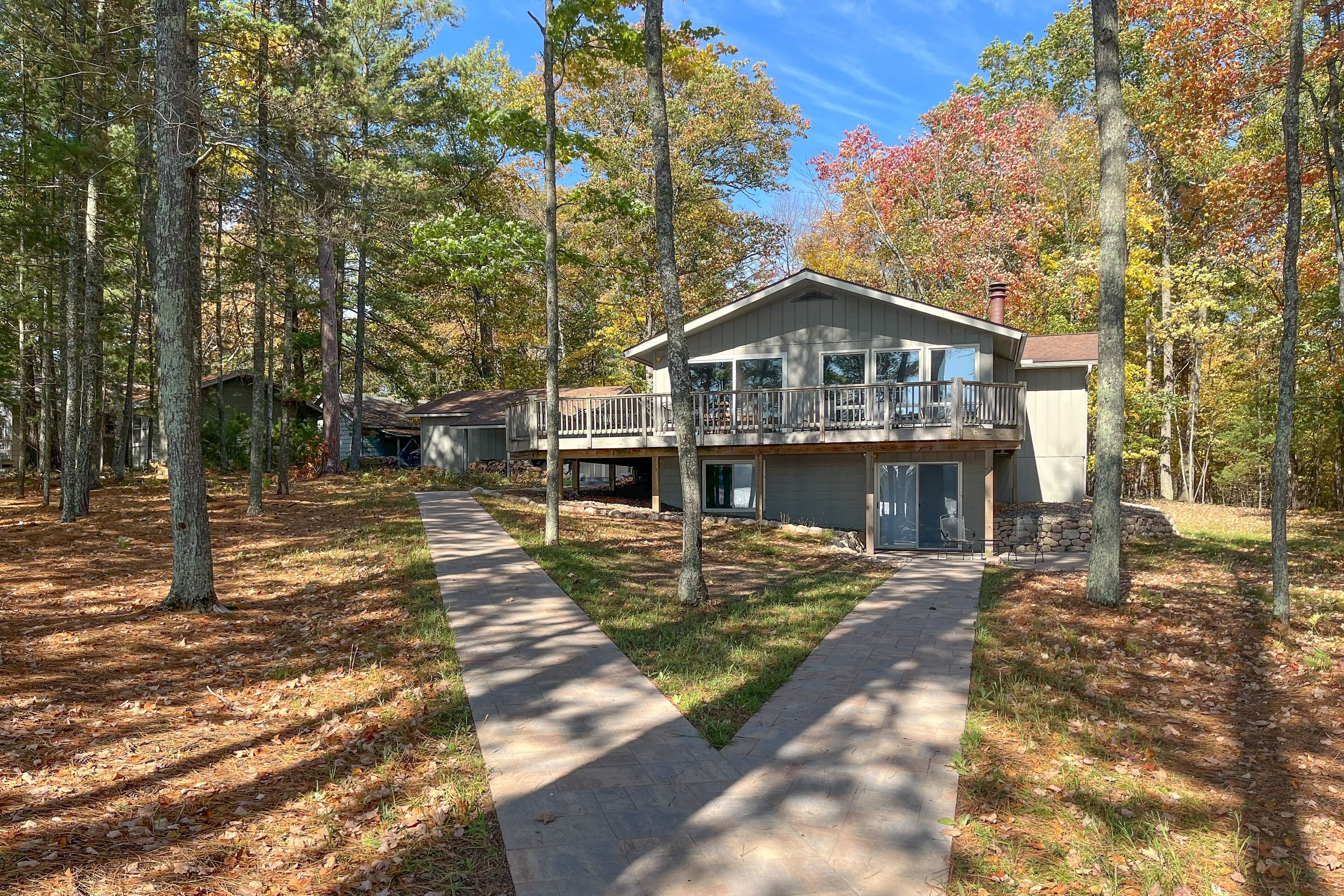 Beautiful cabin with private dock, canoe, & shared tennis/basketball - dogs OK