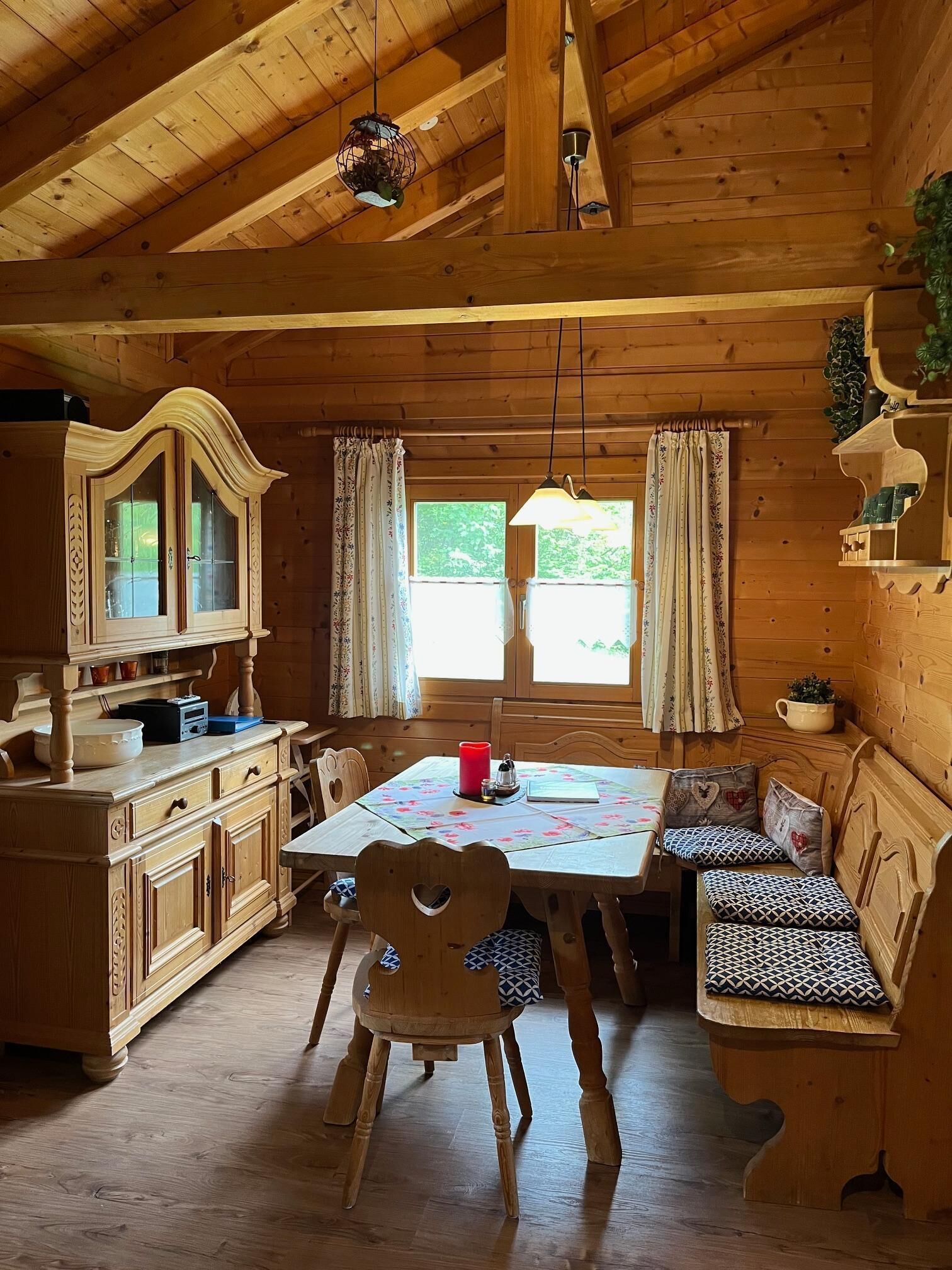 Romantische Holzblockhütte 1 Blaumeise  - tierfreundlich-Essen Hütte 1