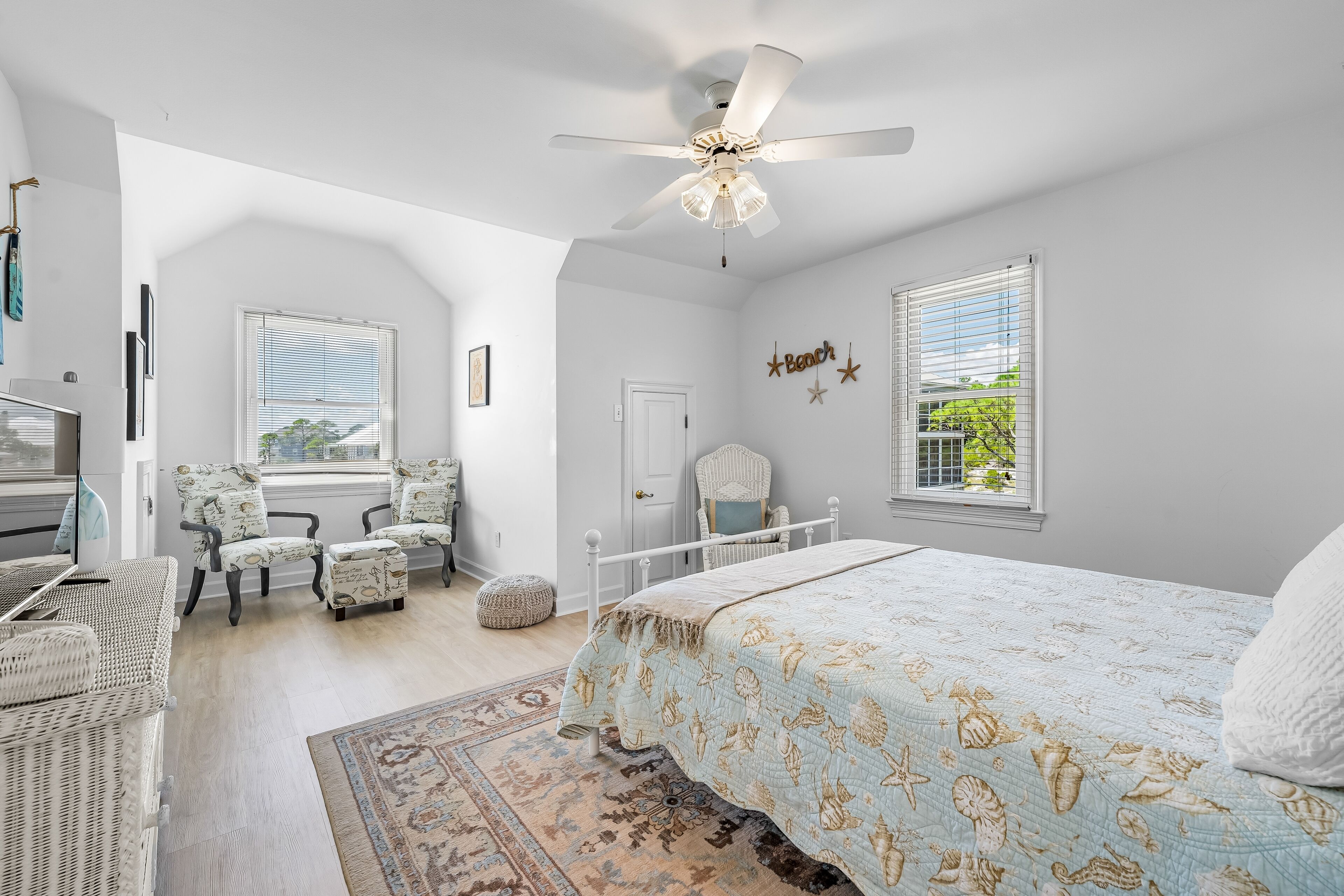 4 bedrooms, iron/ironing board, internet, bed sheets