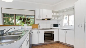 Oven - 4 Munna Cove (Noosaville)