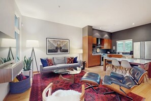 TV, books - New listing! Stunning rooftop view in Fremont w/ courtyard & grill! (Seattle)