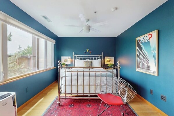 2 bedrooms, iron/ironing board, Internet, bed sheets - New listing! Stunning rooftop view in Fremont w/ courtyard & grill! (Seattle)