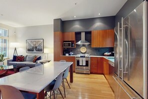 Fridge, microwave, oven, stovetop - New listing! Stunning rooftop view in Fremont w/ courtyard & grill! (Seattle)
