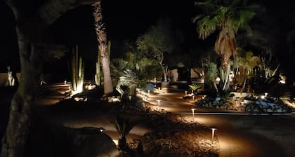 Entrada privada con vistas al oasis.