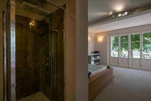 Een douche, een haardroger, een bidet, handdoeken