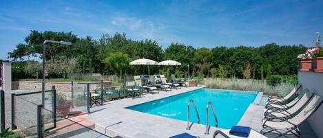 Ääretön uima-allas