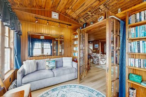 TV, peis, DVD-spiller og bøker