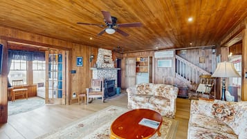 Televisio, takka, DVD-soitin, kirjoja