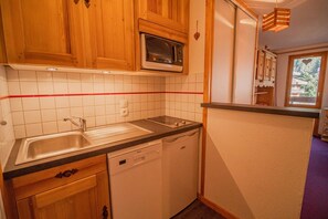 Kylskåp, mikrovågsugn, ugn och kaffe- och tebryggare