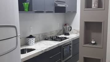 Geladeira, micro-ondas, fogão, cooktop