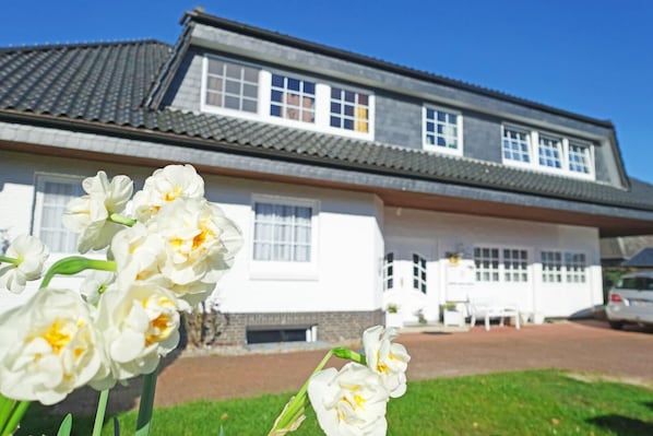 Stunning two-story residence with a charming garden and a spacious interior.