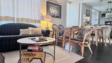 Smart-TV, DVD-Player, Bücher, Musikbibliothek