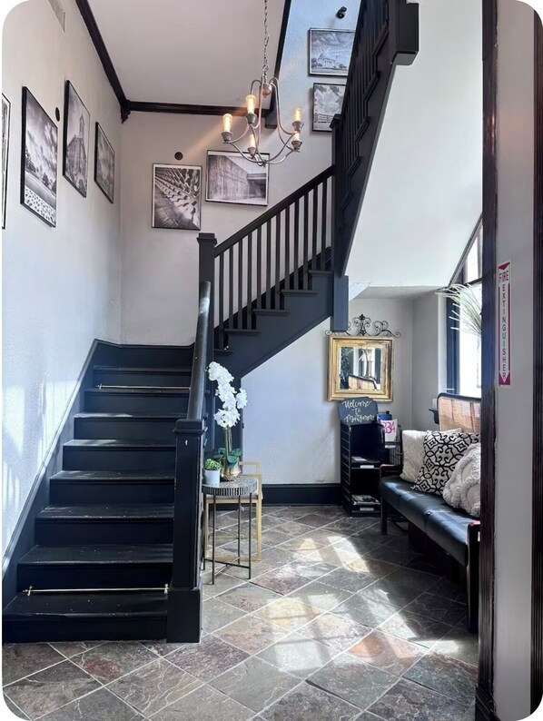 Interior - Montgomery Cozy Cultural Hub downtown walkable .. sleeps 15 (Montgomery)