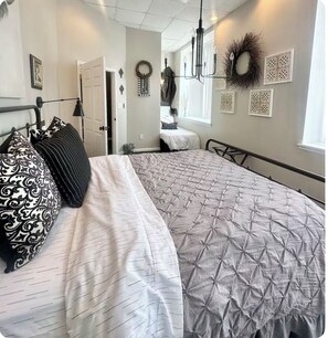 7 bedrooms, desk, iron/ironing board, free WiFi - Montgomery Cozy Cultural Hub downtown walkable .. sleeps 15 (Montgomery)