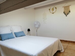 1 habitación, tabla de planchar con plancha, wifi y ropa de cama