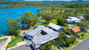A residential area with houses near a lake, featuring a mix of modern and traditional architecture. - H2O Holiday Apartments - Unit 5 (NORTH HAVEN)