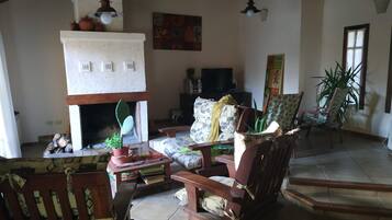 Smart TV, chimenea, mesa de ping pong