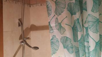 Bañera con ducha, secador de pelo, bidet, toallas