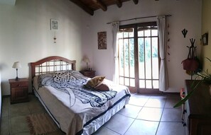 4 bedrooms, desk, free WiFi, bed sheets
