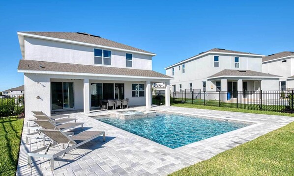 حمّام سباحة مُدفَّأ