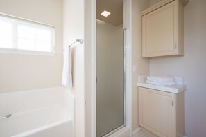 Bathtub, hair dryer, towels, soap - Private Vineyard Retreat: Paso Robles Gem for Large Groups (Paso Robles)