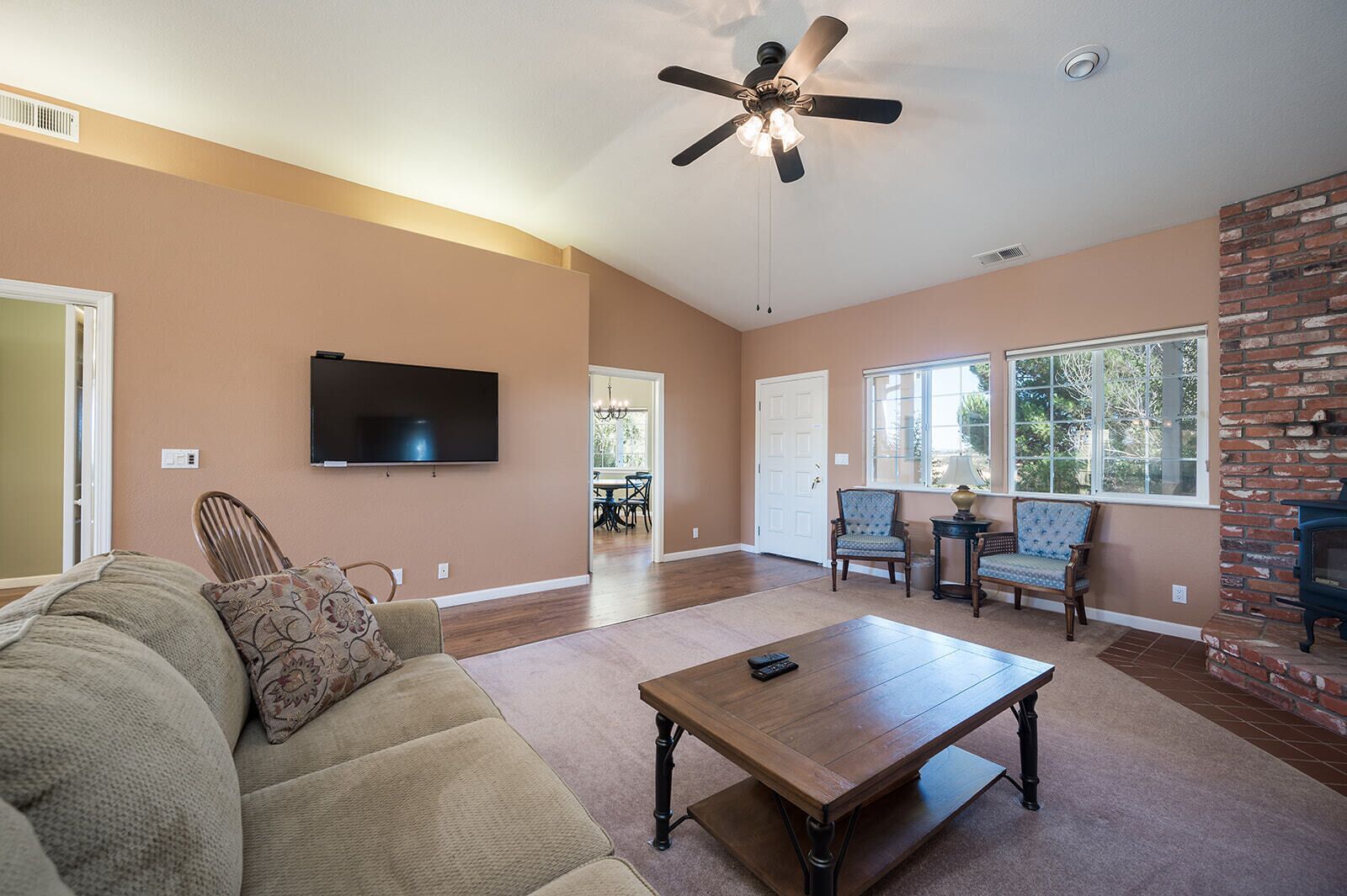 Télévision, cheminée, chaîne hi-fi