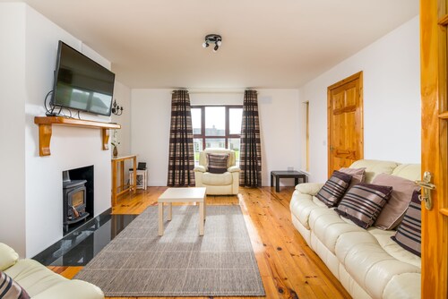 Holiday Home Close to Hook Lighthouse on Ireland's Ancient East. Ceol Na Mara Sleeps 11