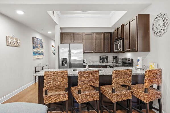 Refrigerador, microondas, horno y parrilla de estufa 